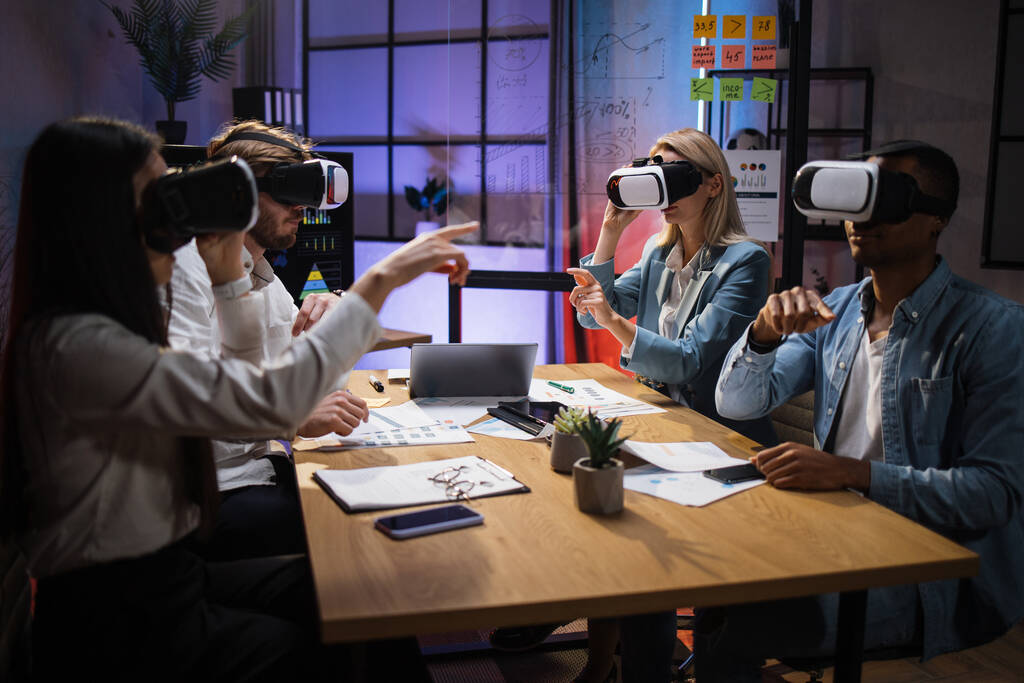 Multietničtí pracovníci společnosti, kteří při setkání používají brýle VR - Fotografie, Obrázek