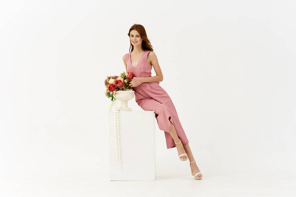 csinos nő rózsaszín ruha dekoráció pózol modell - Fotó, kép