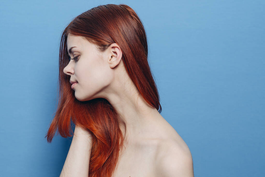 mujer con los hombros desnudos pelo rojo Glamor fondo azul - Foto, Imagen