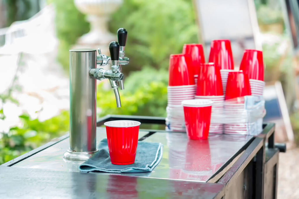 Rode plastic drinkbekers. Plastic rode solo drinkbekers voor bier pong of drinkspel.  - Foto, afbeelding