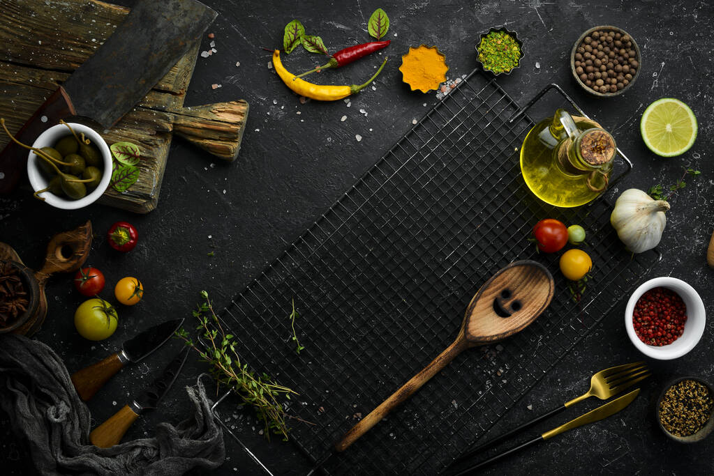 野菜やスパイスと黒の石の背景。素朴な様式. - 写真・画像