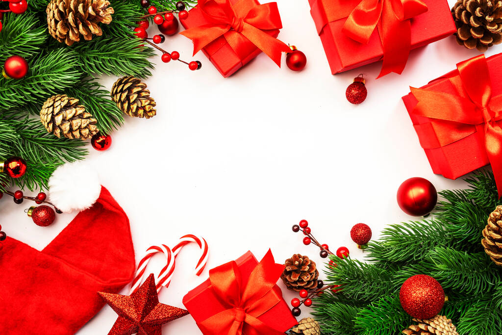 Fondo de Navidad y Año Nuevo con ramas de abeto, cajas de regalo rojas, bolas de Navidad y decoración festiva, vista superior blanca, espacio para copiar - Foto, Imagen