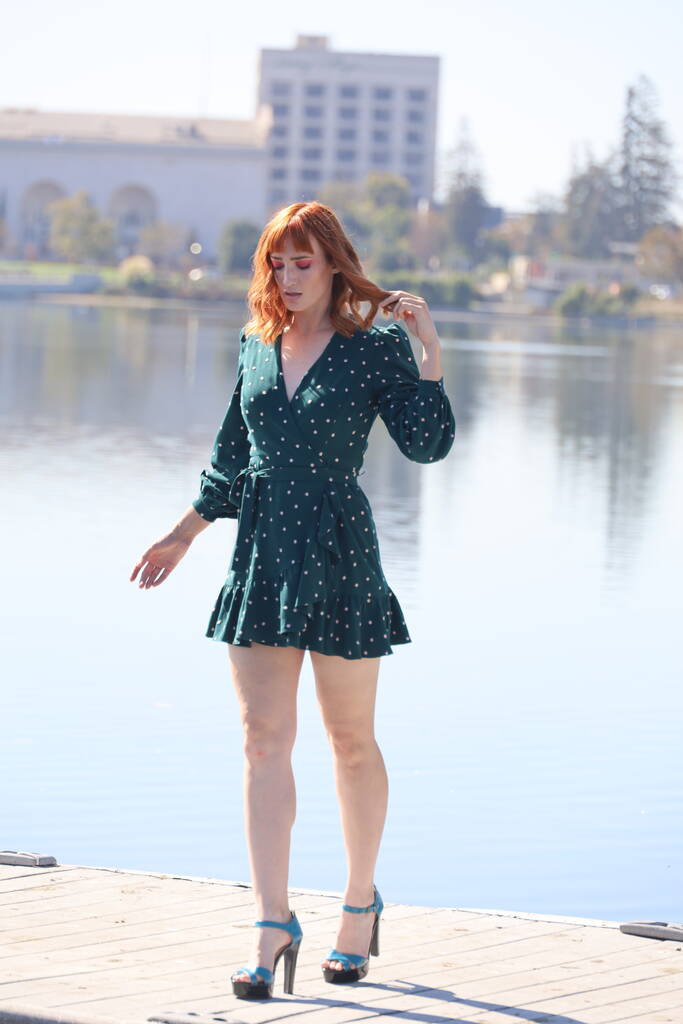 Foto de una hermosa chica blanca en un hermoso vestido de pie frente a un lago - Foto, Imagen