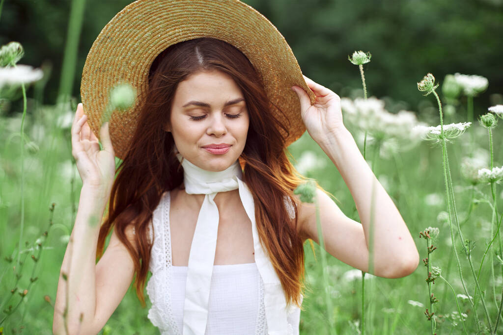 Frau mit Hut in einem Blumenfeld die Freiheit der Natur - Foto, Bild
