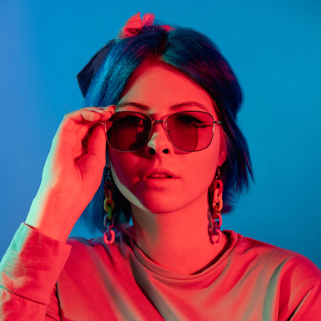 trendikäs lasit silmälasit lisävaruste nainen neon valo - Valokuva, kuva