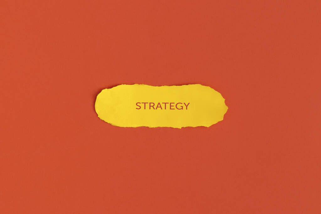 Żółty papier podarty z tekstem Strategia na czerwonym tle - Zdjęcie, obraz