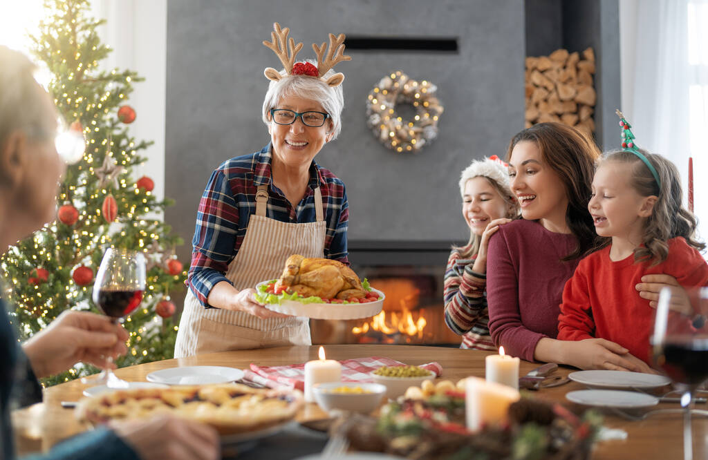 Hauskaa joulua. Onnellinen perhe syö päivällistä kotona. Juhla loma ja yhdessä lähellä puuta
. - Valokuva, kuva