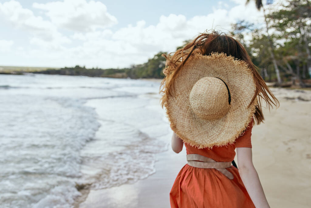 femme par l'océan plage commencer île paysage paradis - Photo, image