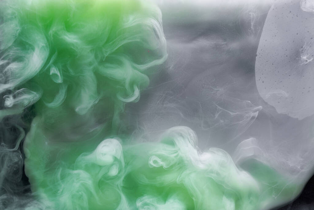 Humo verde sobre fondo de tinta negra, niebla colorida, mar océano esmeralda remolino abstracto, pintura acrílica pigmento bajo el agua - Foto, imagen