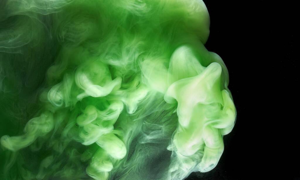 Πράσινος καπνός σε μαύρο φόντο μελάνι, πολύχρωμη ομίχλη, αφηρημένη στροβιλίζονται σμαραγδένια θάλασσα του ωκεανού, ακρυλικό χρώμα υποθαλάσσια χρωστική - Φωτογραφία, εικόνα