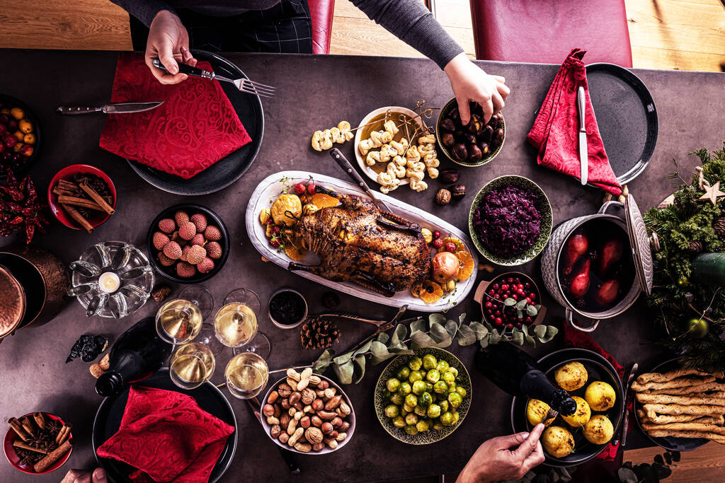 Pato de Navidad y sabrosa comida servida en una mesa festiva - Foto, imagen