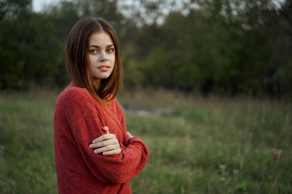 kobieta w czerwonym swetrze na zewnątrz w polu natura reszta - Zdjęcie, obraz