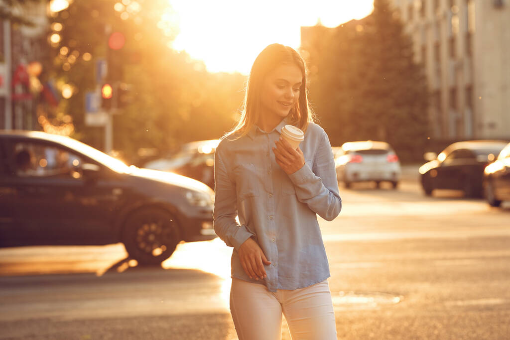 csinos nő szabadban járni friss levegő életmód - Fotó, kép