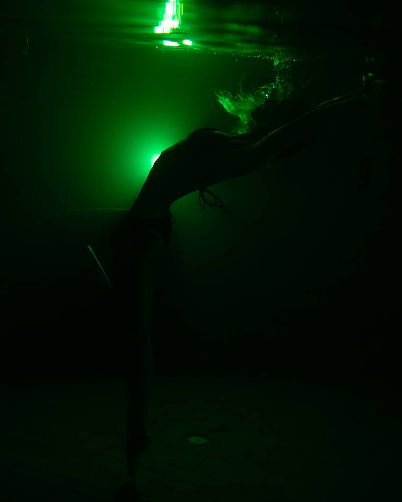 Όμορφη κοπέλα που χορεύει κάτω από το νερό. υψηλής ποιότητας φωτογραφία - Φωτογραφία, εικόνα