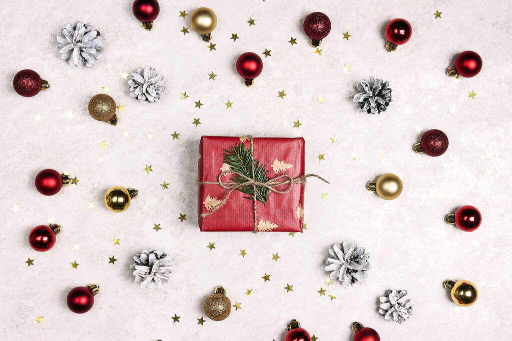 Sfondo festivo invernale con scatola regalo e decorazioni natalizie su marmo chiaro. Natale e Capodanno concetto. - Foto, immagini