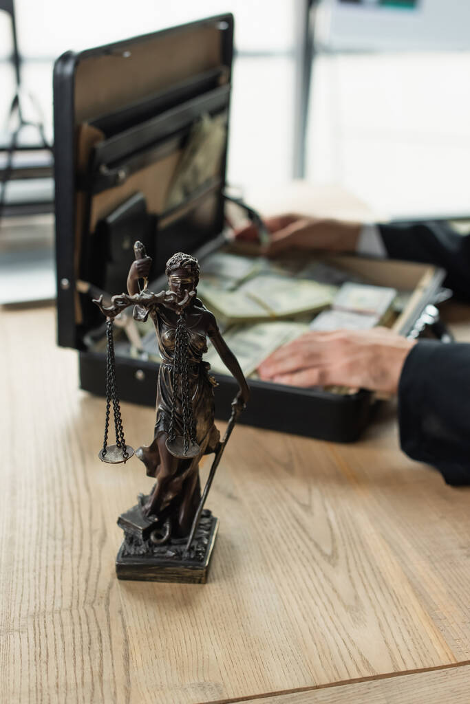 вибірковий фокус на них статуя біля обрізаного судді з грошима на розмитому тлі, антикорупційна концепція
 - Фото, зображення