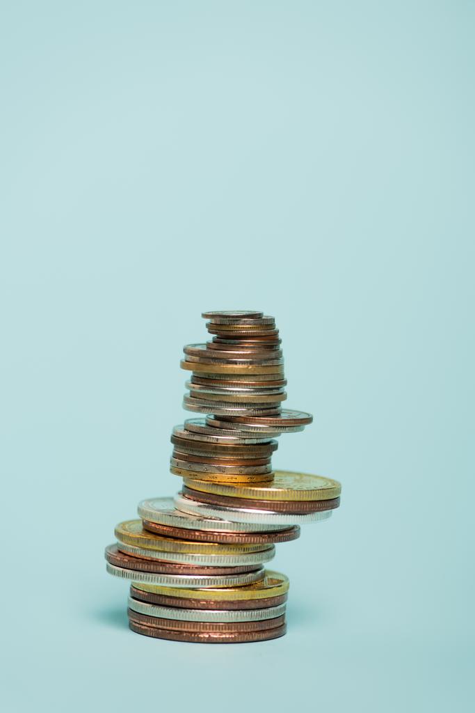 pilha de moedas de ouro e prata no fundo azul com espaço de cópia, conceito anti-corrupção - Foto, Imagem