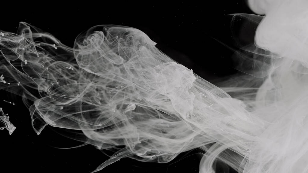 Weiße Tinte in Wasser auf schwarzem Hintergrund. Milchig weiß ehrfürchtig abstrakten Hintergrund. Weiße Wolke aus Tinte, weißer Rauch. - Foto, Bild