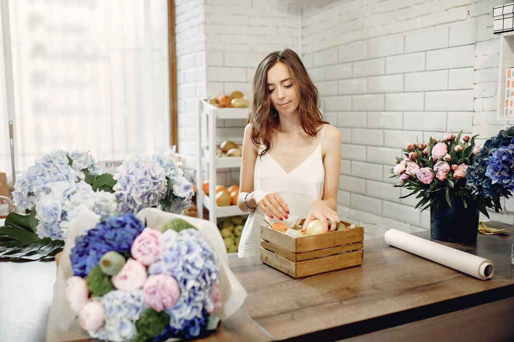 Fiorista in un negozio di fiori facendo un bouquet - Foto, immagini