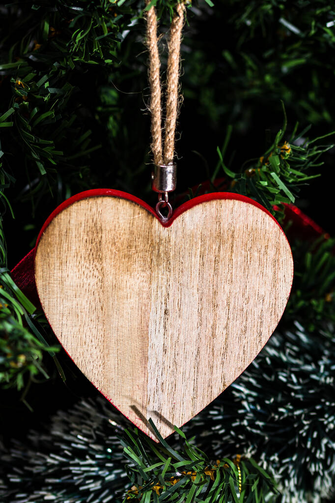 Vertikální záběr vánoční ozdoby ve tvaru srdce visící na vánočním stromečku - Fotografie, Obrázek