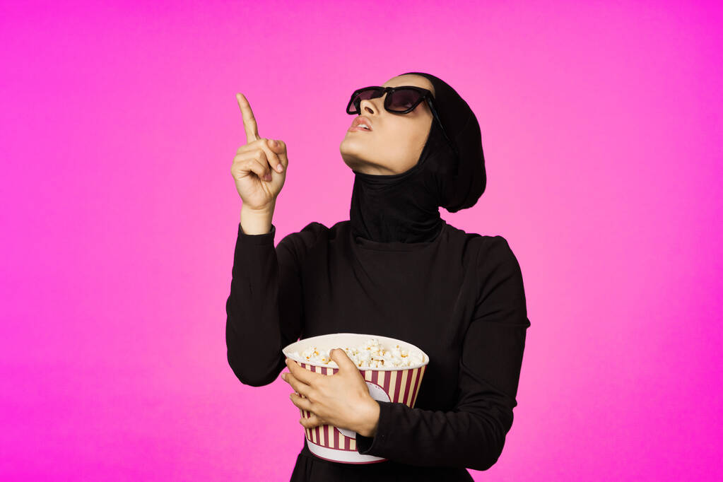 Мусульманская женщина весело попкорн развлекательная мода изолированный фон - Фото, изображение