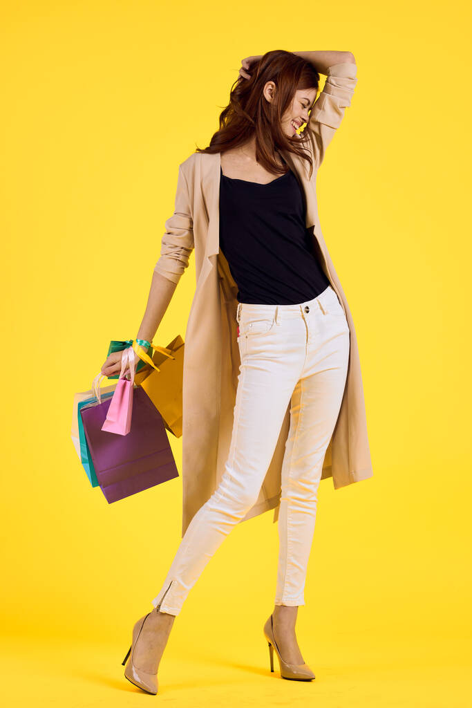 mulher alegre com pacotes em mãos Shopaholic modelo de estúdio - Foto, Imagem