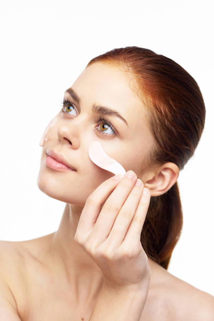mulher alegre ombros nus pele limpa tratamentos faciais - Foto, Imagem