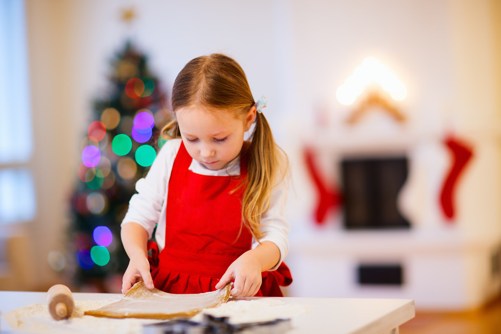 девушка печет рождественское печенье - Фото, изображение