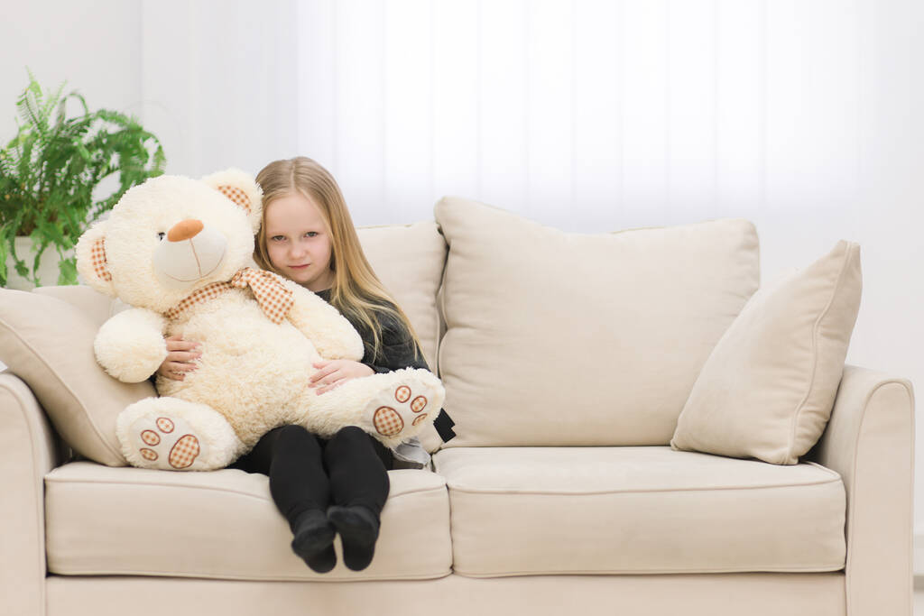 Sarışın kızın beyaz oyuncak ayıya sarıldığı bir fotoğraf.. - Fotoğraf, Görsel