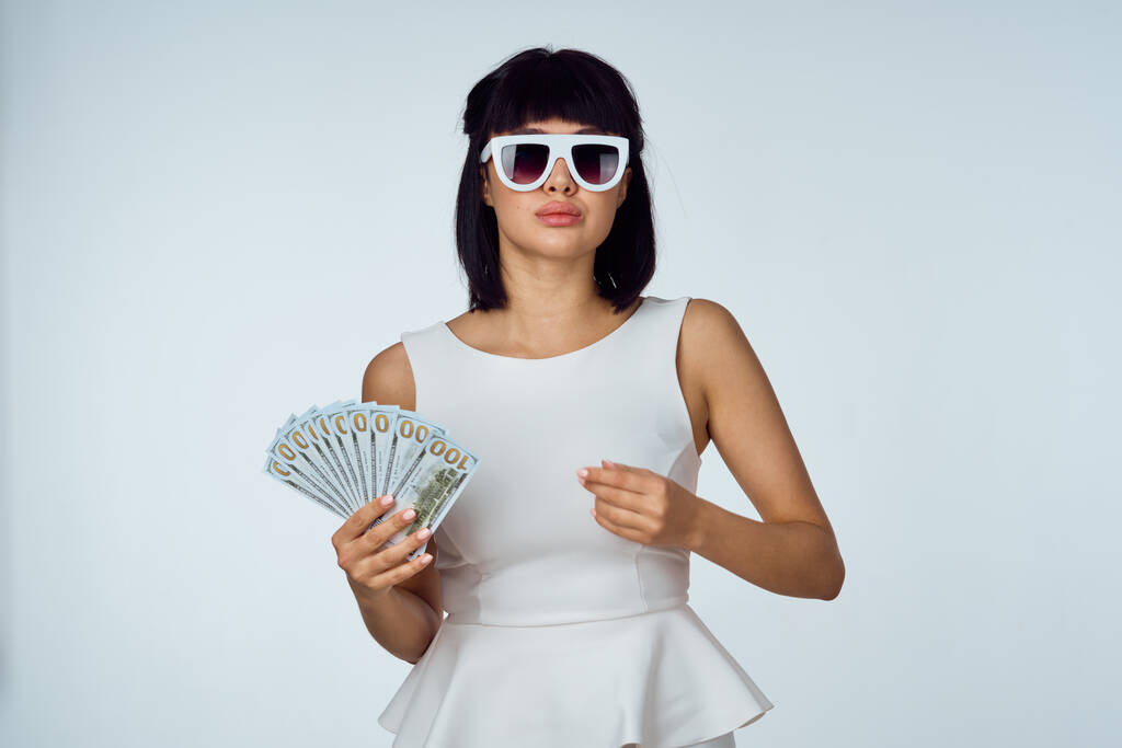 гарна жінка в білій сукні мода гроші розкішна позування
 - Фото, зображення