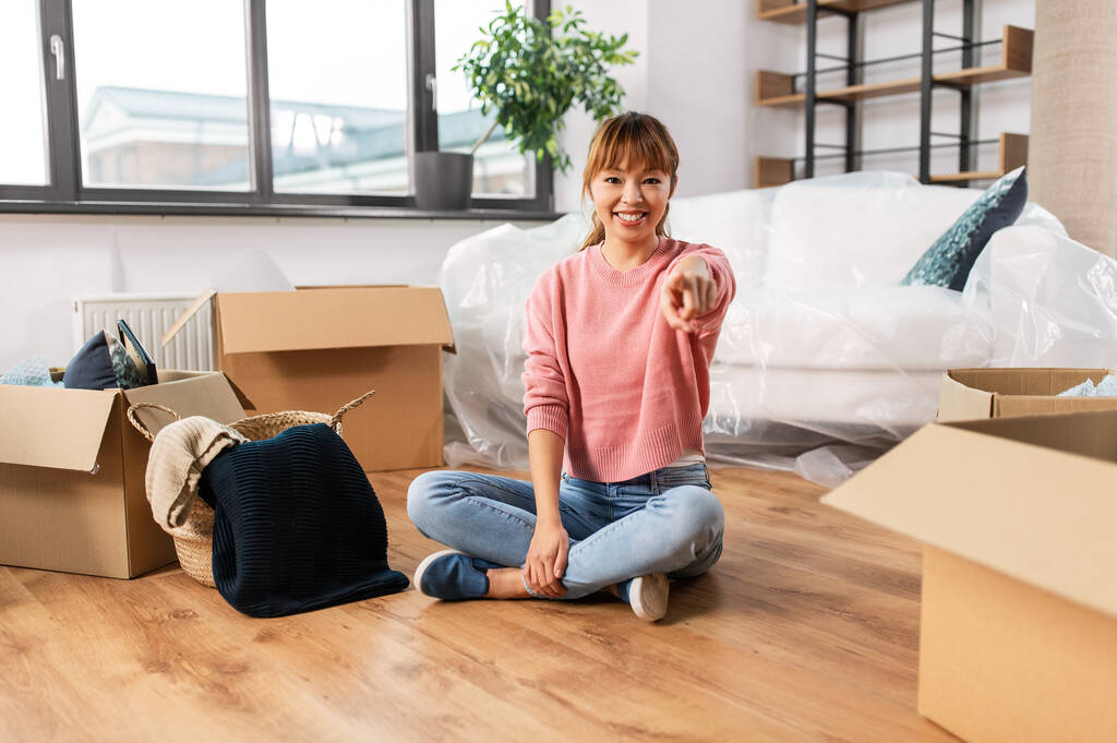 boldog nő dobozokkal költözik új otthonba - Fotó, kép