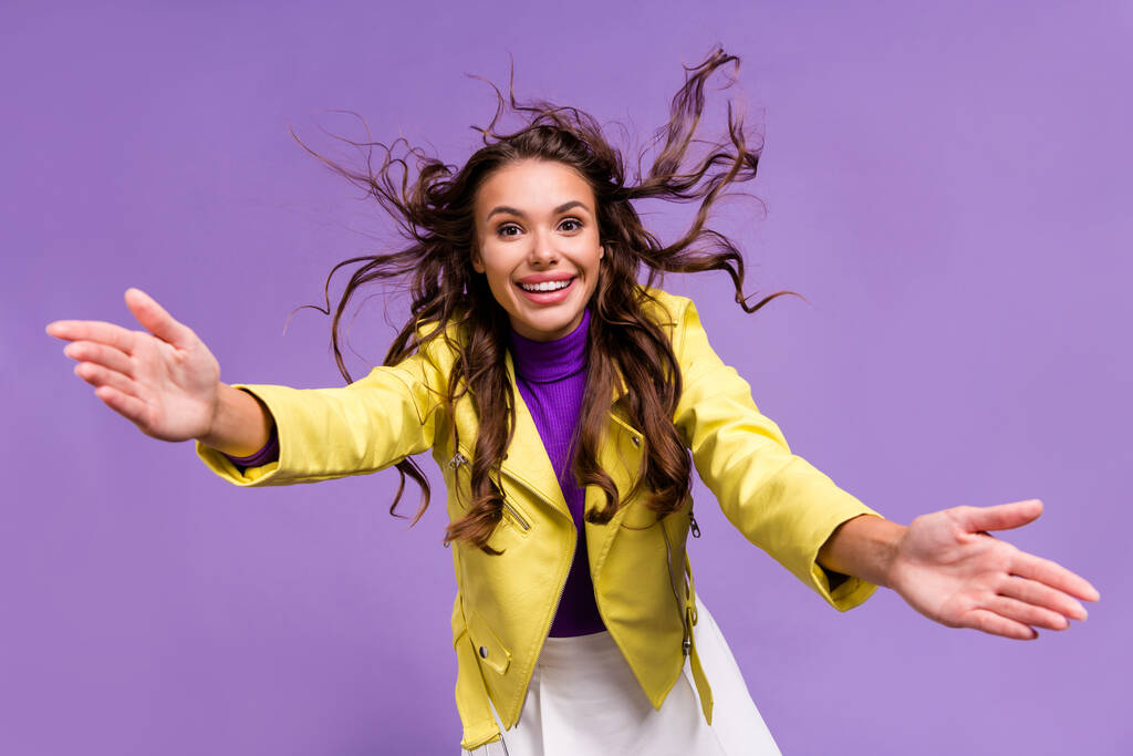 Photo de jeune femme gaie bras ouverts accueillant câlin vêtements décontractés isolés sur fond de couleur violette - Photo, image