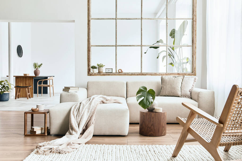 Modüler kanepe, mobilya, ahşap sehpa, ekose, yastık, tropikal bitkiler ve şık ev dekorunda zarif kişisel aksesuarları olan modern bir açık alan. Tarafsız oturma odası. - Fotoğraf, Görsel