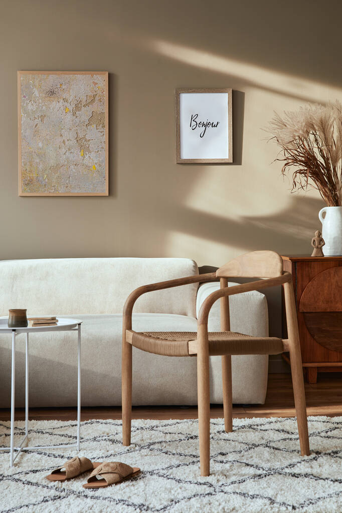 Modern kompozíció stílusos nappali belső design szék, semleges kanapé, dohányzóasztal, mock up poszter keretek, szőnyeg, dekoráció és elegáns személyes kiegészítők otthoni dekoráció. Sablon. - Fotó, kép