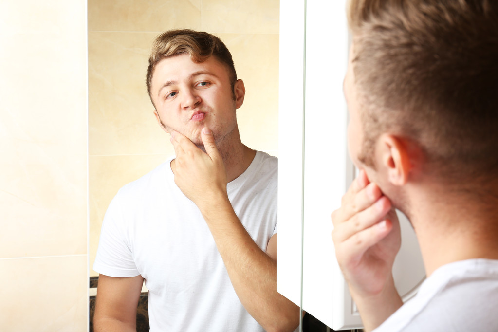 junger Mann rasiert sich den Bart - Foto, Bild