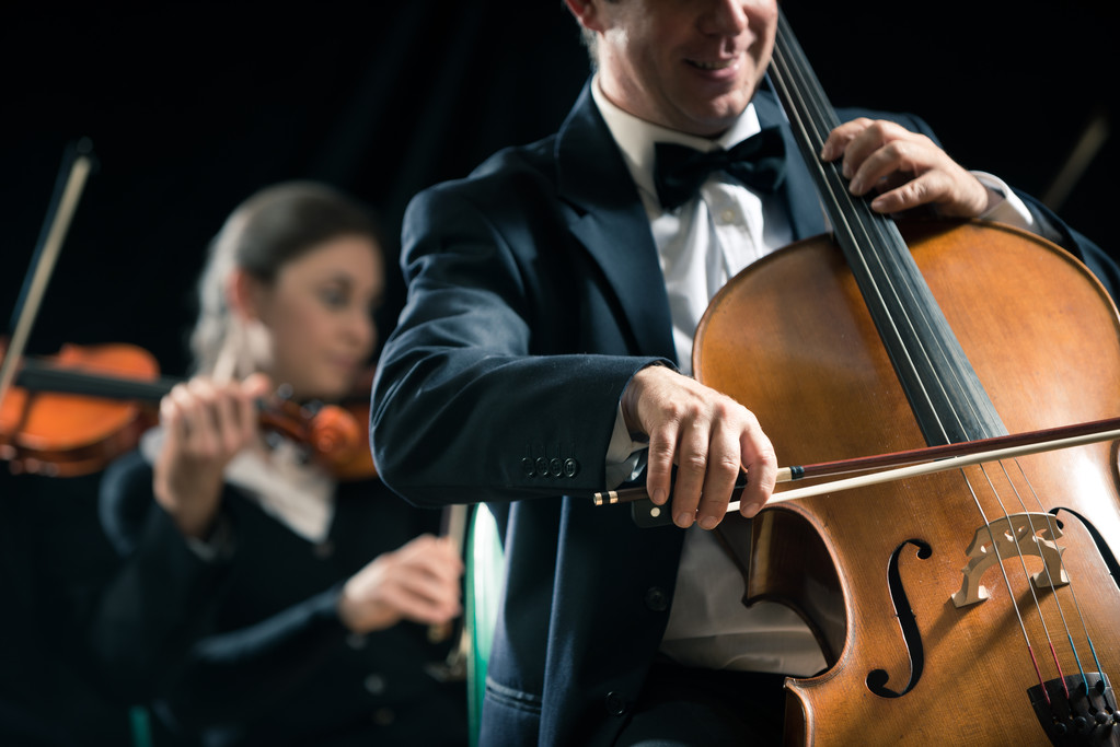 Performance dell'orchestra sinfonica: primo piano del violoncellista
 - Foto, immagini