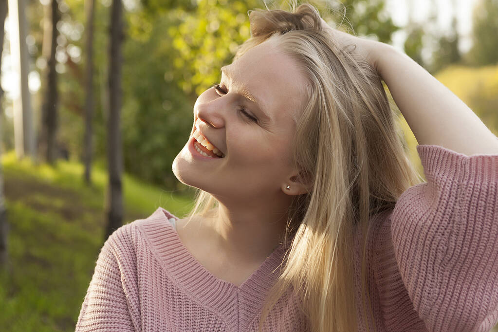portret młodej pięknej blondynki, szczęście i uśmiech na twarzy dziewczyny - Zdjęcie, obraz