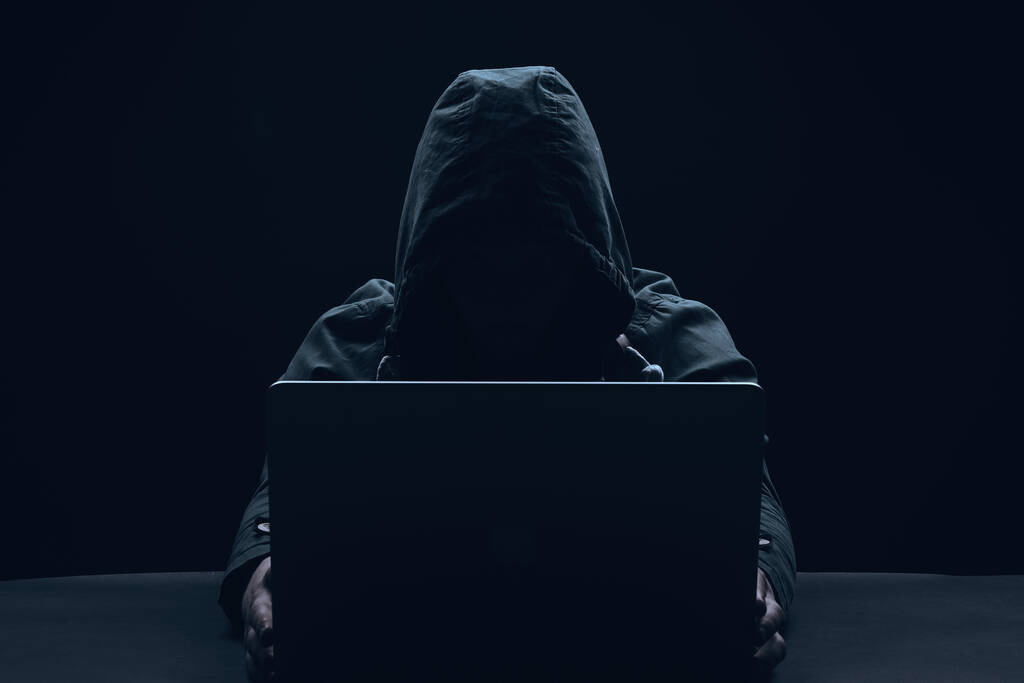 hacker computer werk dan internet computer donkere achtergrond - Foto, afbeelding