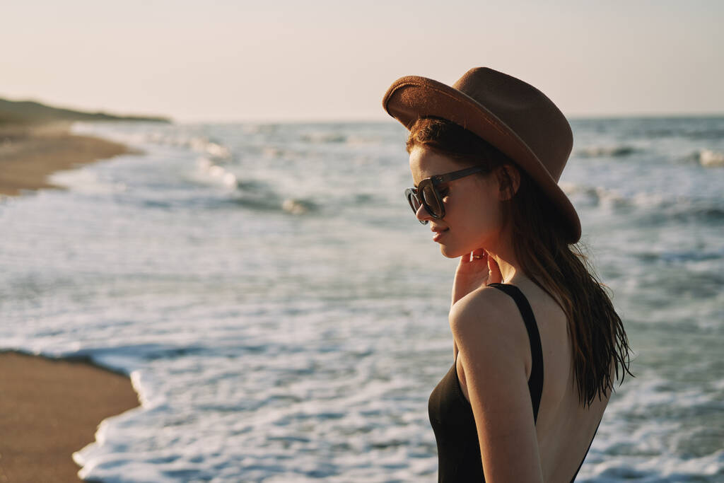 žena chůze na pláži klobouk cestování dovolená slunce - Fotografie, Obrázek