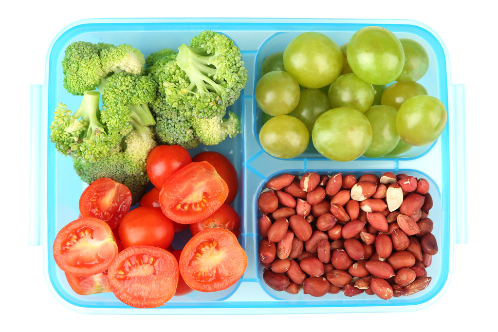 Смачна вегетаріанська їжа в пластиковій коробці, ізольована на білому
 - Фото, зображення