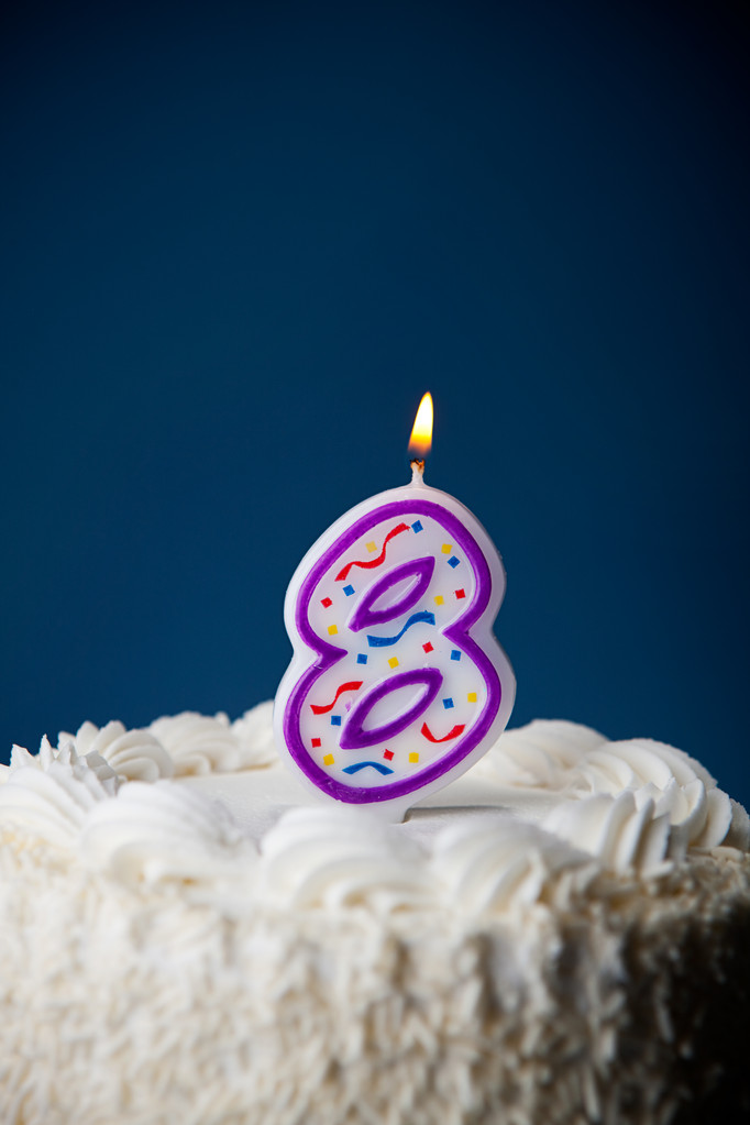 Gâteau : Gâteau d'anniversaire avec des bougies pour 8e anniversaire
 - Photo, image