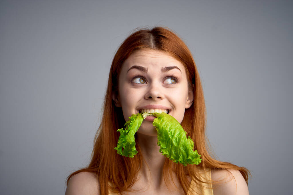 žena s listem salátu zdravá strava dieta životní styl - Fotografie, Obrázek