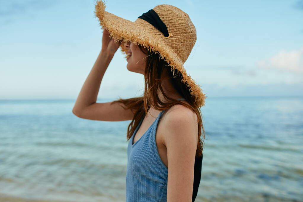mulher alegre em um chapéu de praia pelo verão ilha oceano - Foto, Imagem
