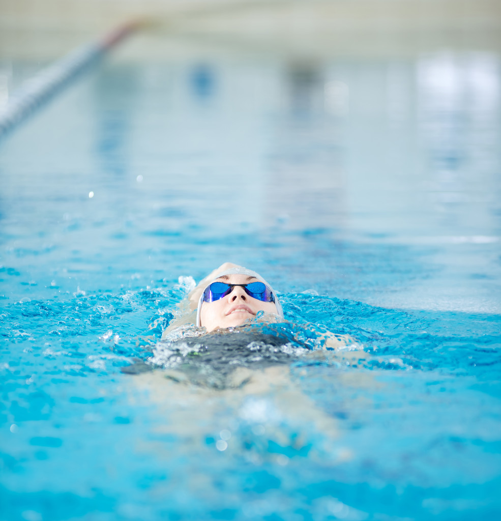 meisje in zwemmen rugslag streekstijl - Foto, afbeelding