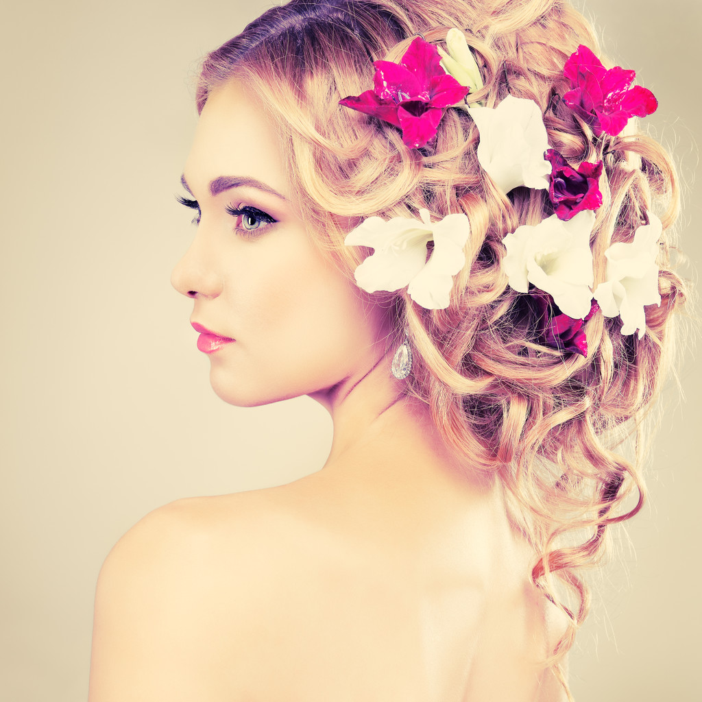 hermosa chica con flores en el pelo - Foto, Imagen