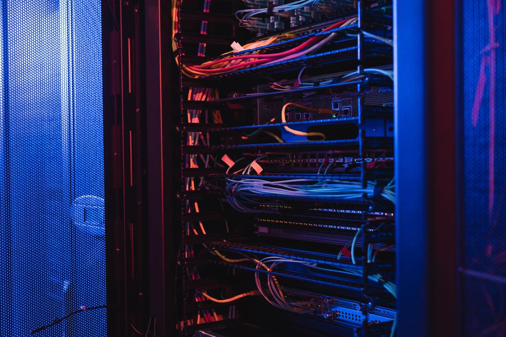 draden in open server in datacenter, cyber security concept - Foto, afbeelding