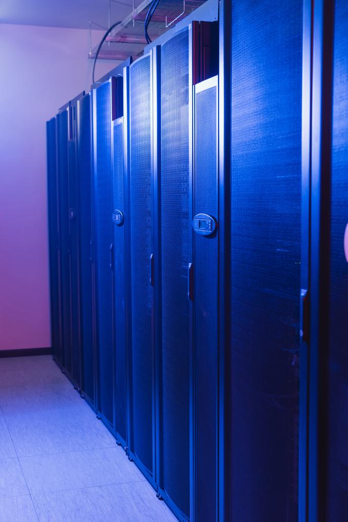 Rechenzentrum mit Neonlicht und geschlossenen Servern, Cyber-Sicherheitskonzept - Foto, Bild