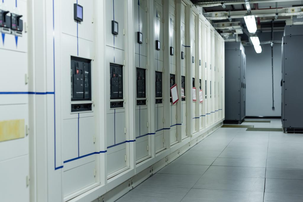 rangées de serveurs fermés dans le couloir du centre de données, concept de cybersécurité - Photo, image