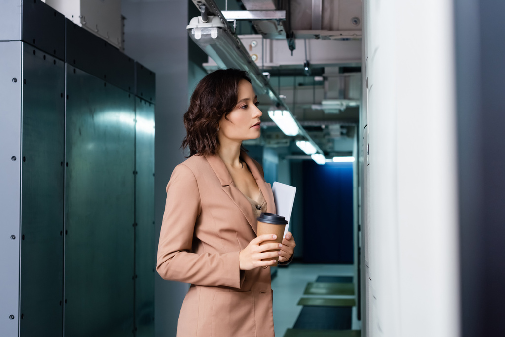 kobieta z tabletu cyfrowego i kawy, aby przejść patrząc na serwerze w centrum danych - Zdjęcie, obraz