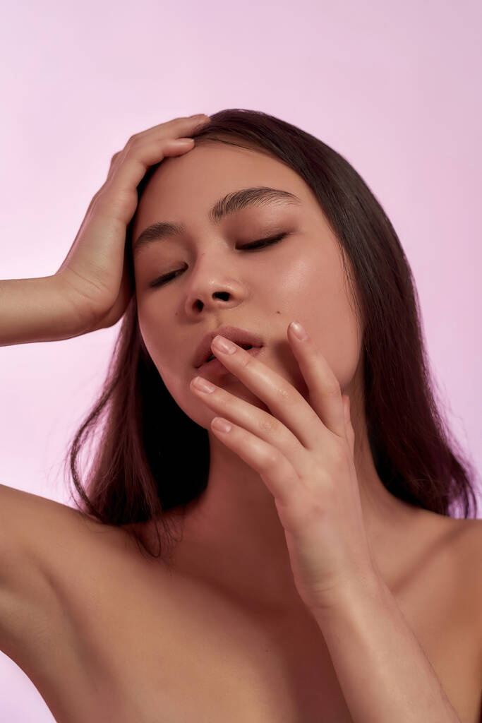 Sexy mujer asiática espectáculo brillante imperfecto cara piel - Foto, imagen